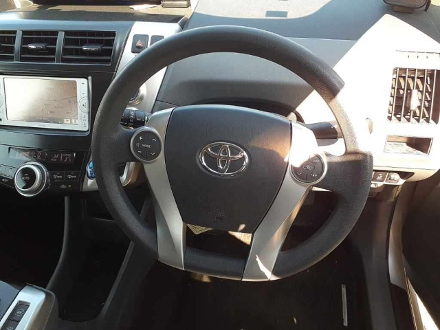 TOYOTA PRIUS ALPHA 2012