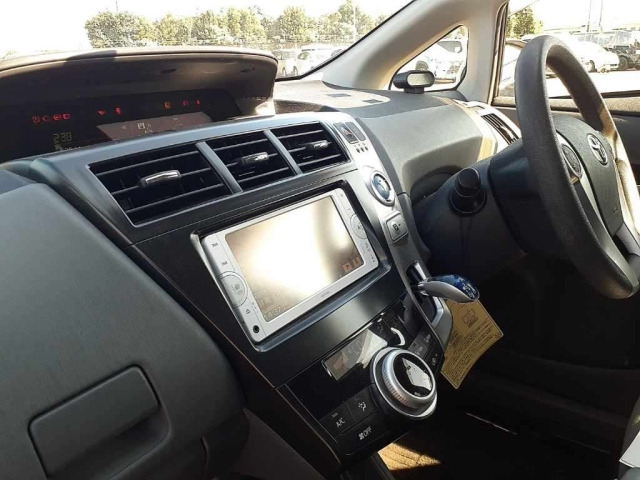 TOYOTA PRIUS ALPHA 2012