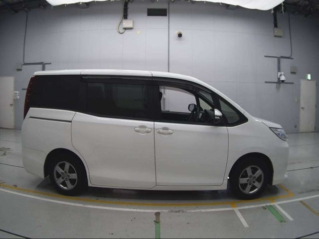 TOYOTA NOAH 2016