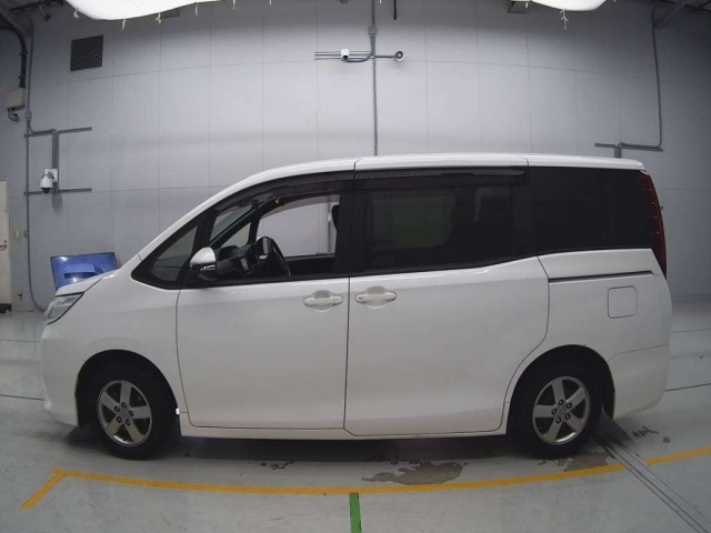TOYOTA NOAH 2016