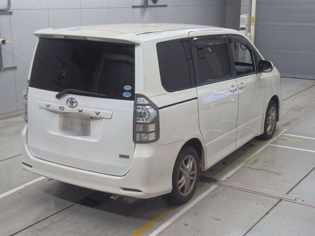 TOYOTA VOXY 2010