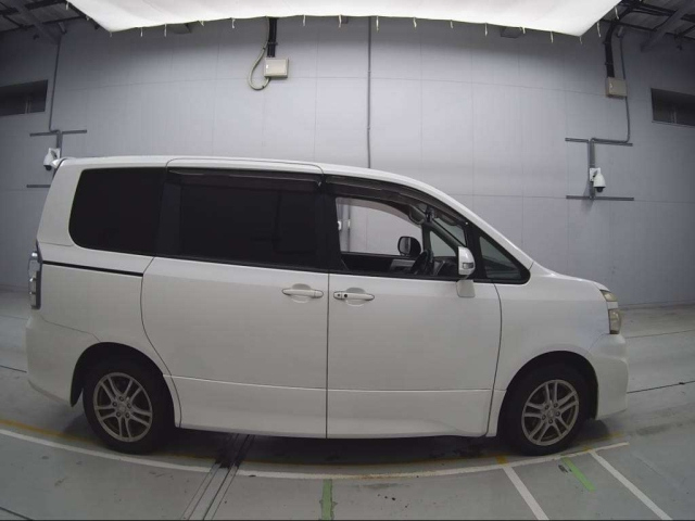 TOYOTA VOXY 2010