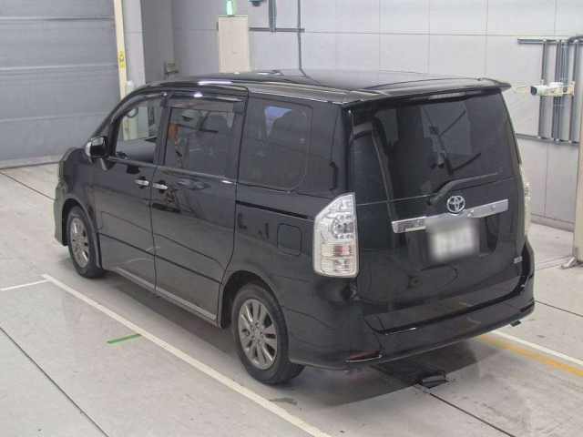 TOYOTA VOXY 2011