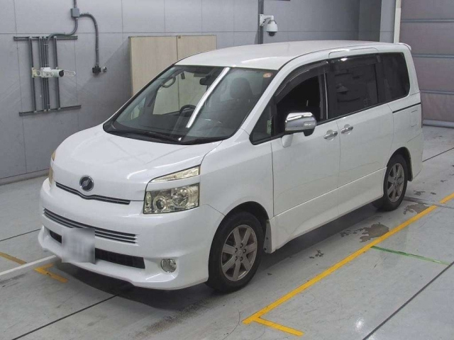 TOYOTA VOXY 2010