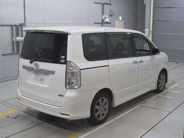 TOYOTA VOXY 2010