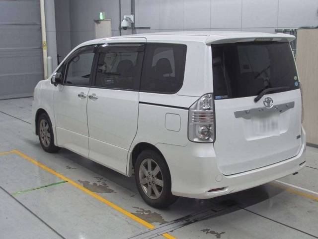TOYOTA VOXY 2010