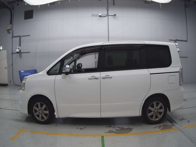 TOYOTA VOXY 2010