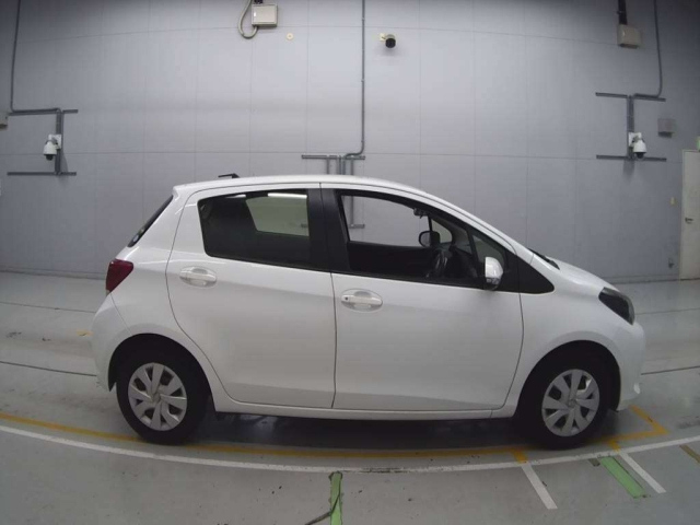 TOYOTA VITZ 2016