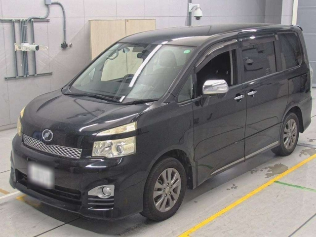 TOYOTA VOXY 2011