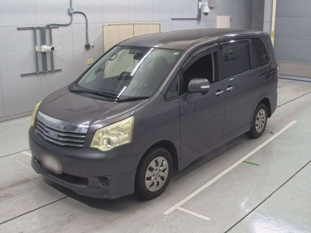 TOYOTA NOAH 2011