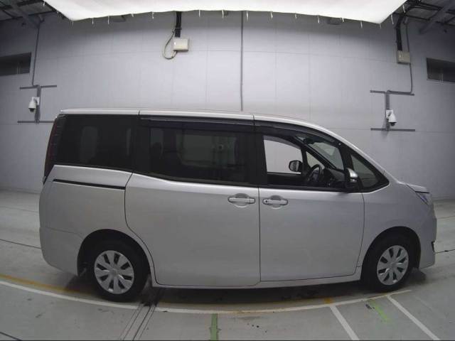 TOYOTA NOAH 2021