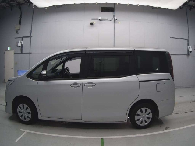 TOYOTA NOAH 2021