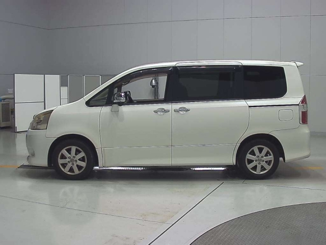 TOYOTA NOAH 2009