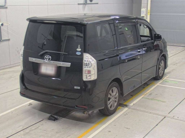 TOYOTA VOXY 2010