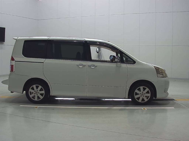TOYOTA NOAH 2009