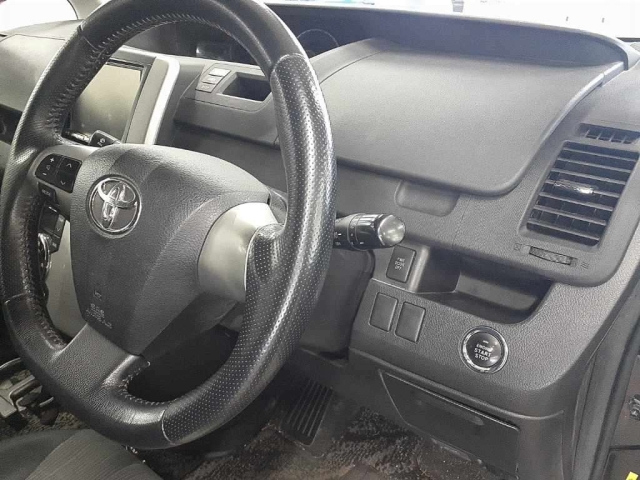 TOYOTA VOXY 2010