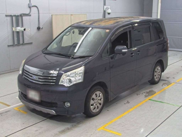 TOYOTA NOAH 2010