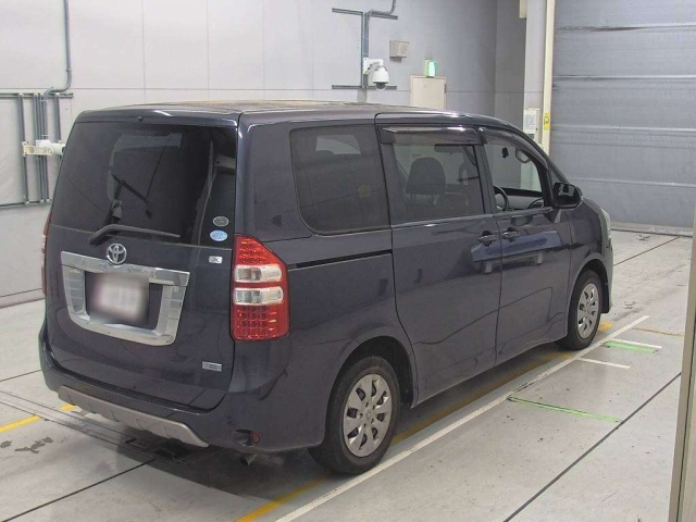 TOYOTA NOAH 2010