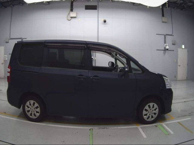 TOYOTA NOAH 2010