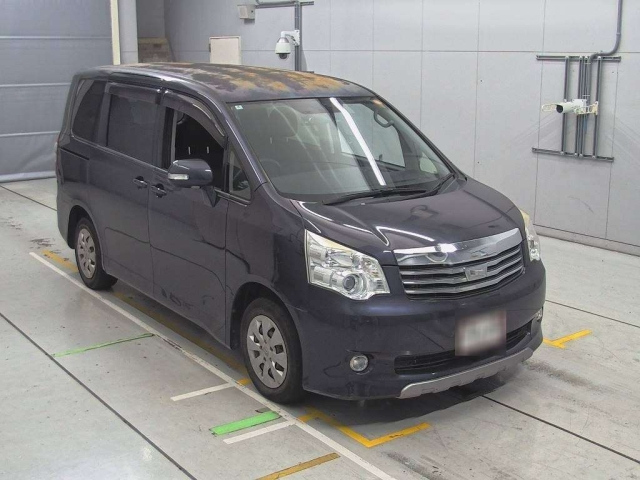 TOYOTA NOAH 2010