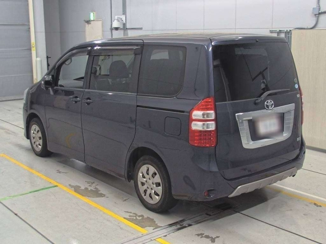 TOYOTA NOAH 2010