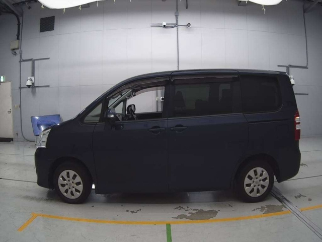 TOYOTA NOAH 2010
