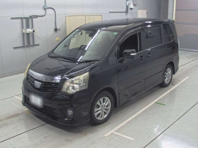 TOYOTA NOAH 2011