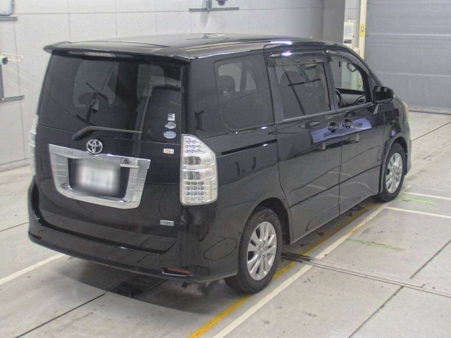 TOYOTA NOAH 2011