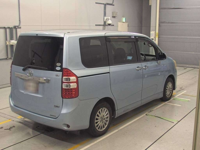 TOYOTA NOAH 2012