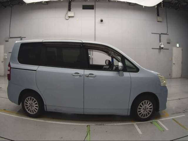 TOYOTA NOAH 2012