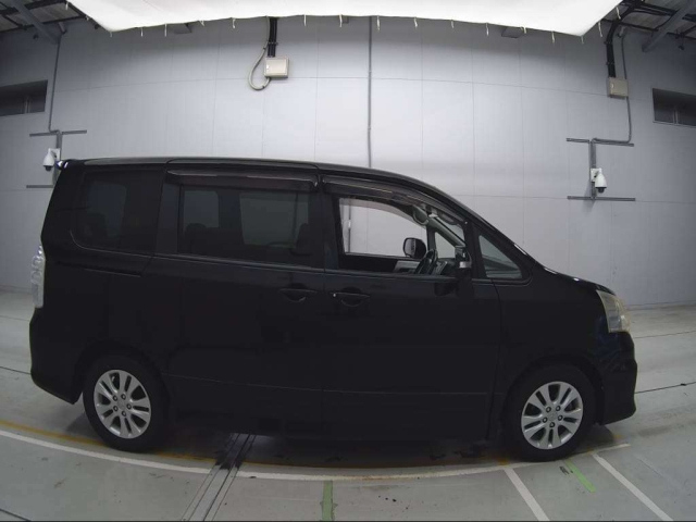 TOYOTA NOAH 2011