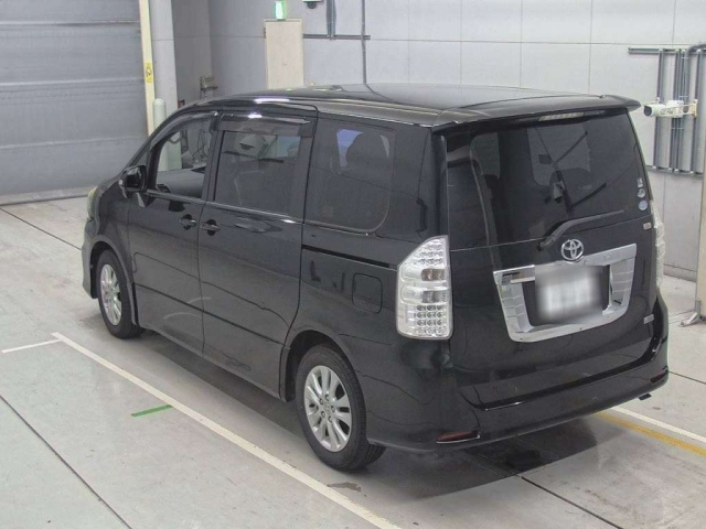 TOYOTA NOAH 2011
