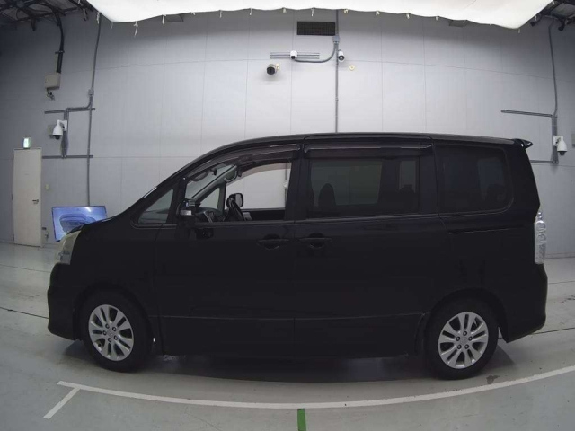 TOYOTA NOAH 2011