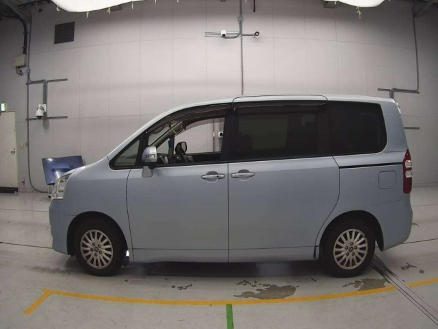 TOYOTA NOAH 2012