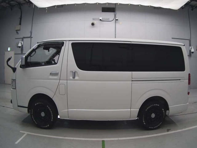 TOYOTA HIACE VAN 2021