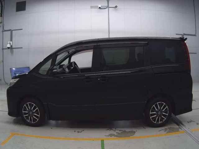 TOYOTA NOAH 2015