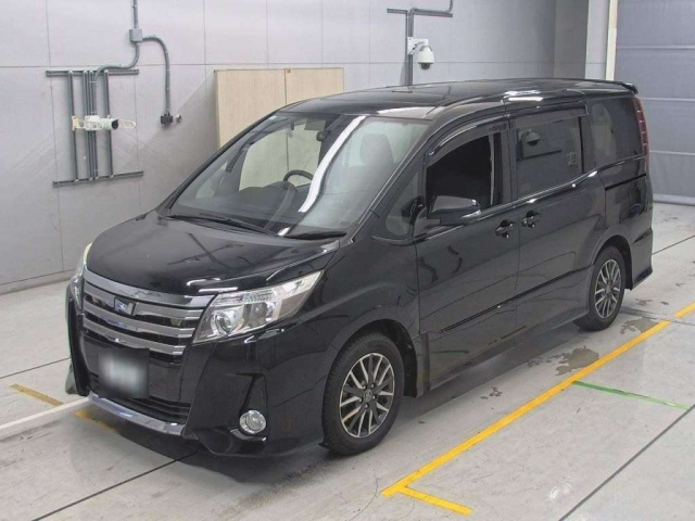 TOYOTA NOAH 2015