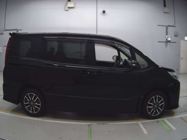 TOYOTA NOAH 2015
