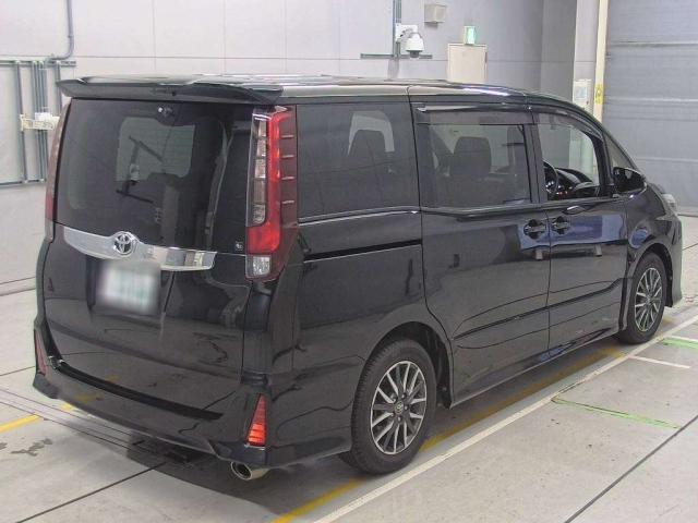 TOYOTA NOAH 2015