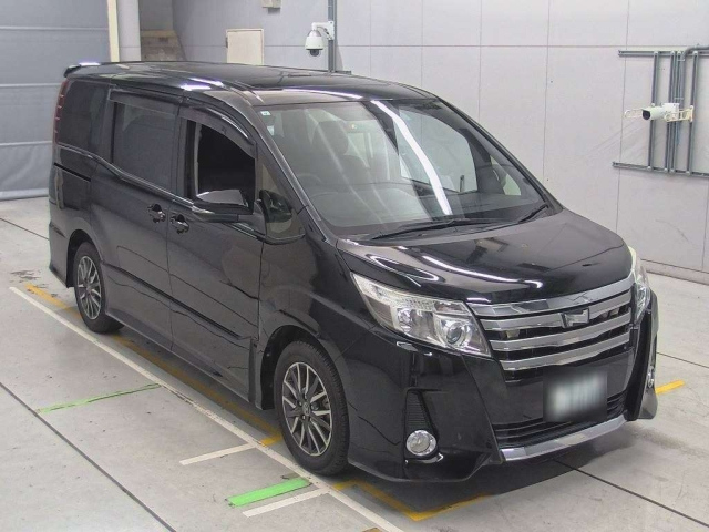 TOYOTA NOAH 2015