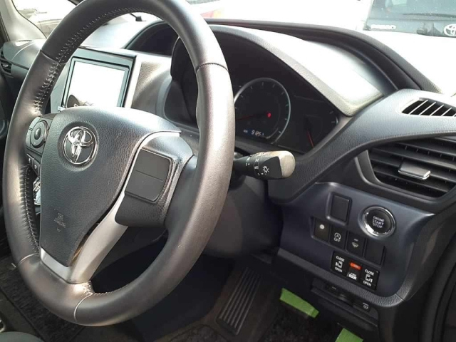 TOYOTA NOAH 2015
