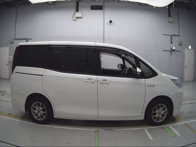 TOYOTA NOAH 2016