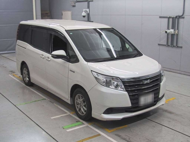 TOYOTA NOAH 2016