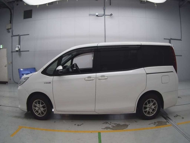 TOYOTA NOAH 2016