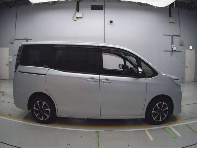 TOYOTA NOAH 2018