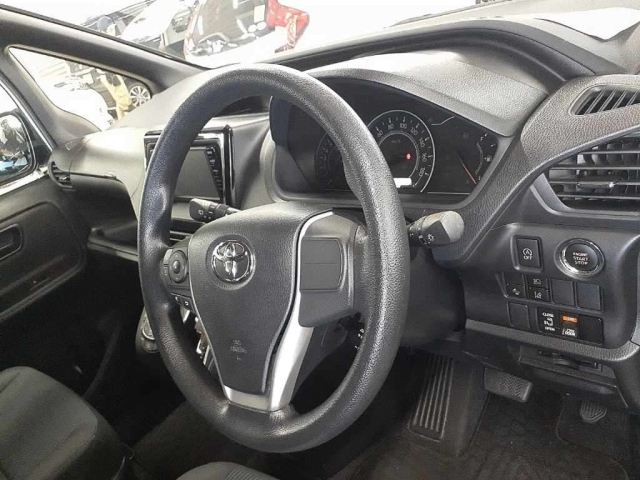 TOYOTA NOAH 2018