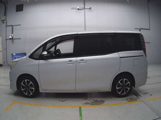 TOYOTA NOAH 2018