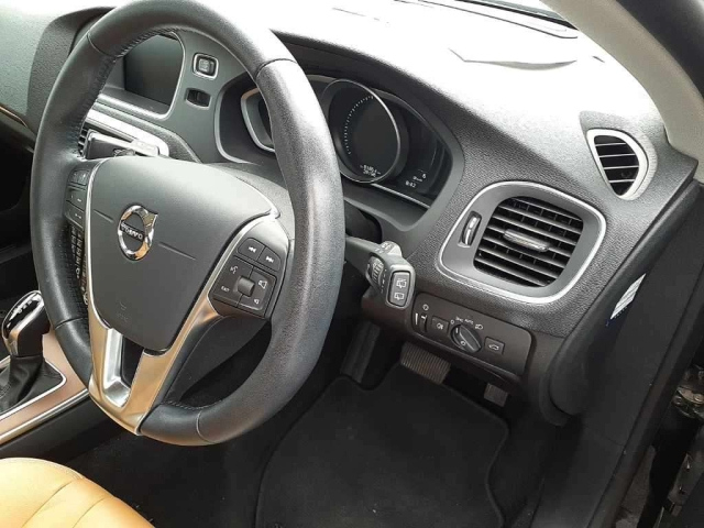 VOLVO V40 2020