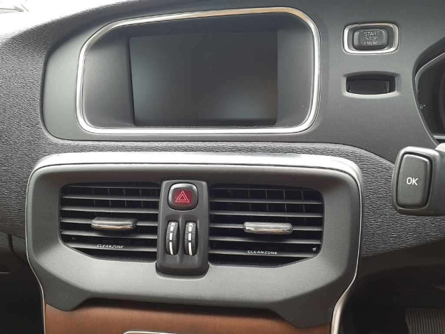 VOLVO V40 2020