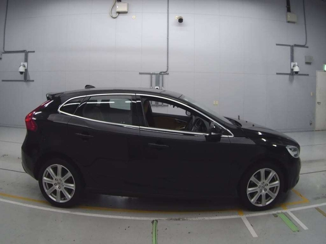 VOLVO V40 2020